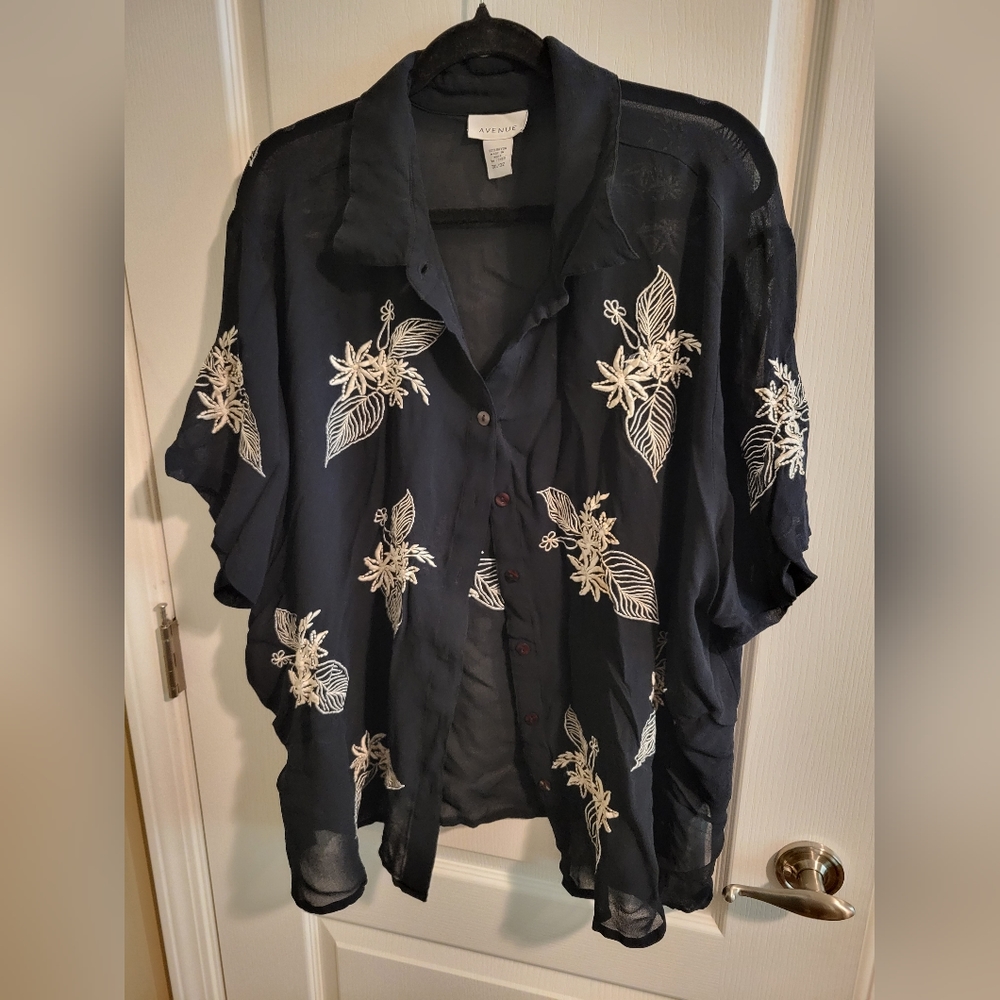 Avenue 30/32 sheer black button up with tropical design